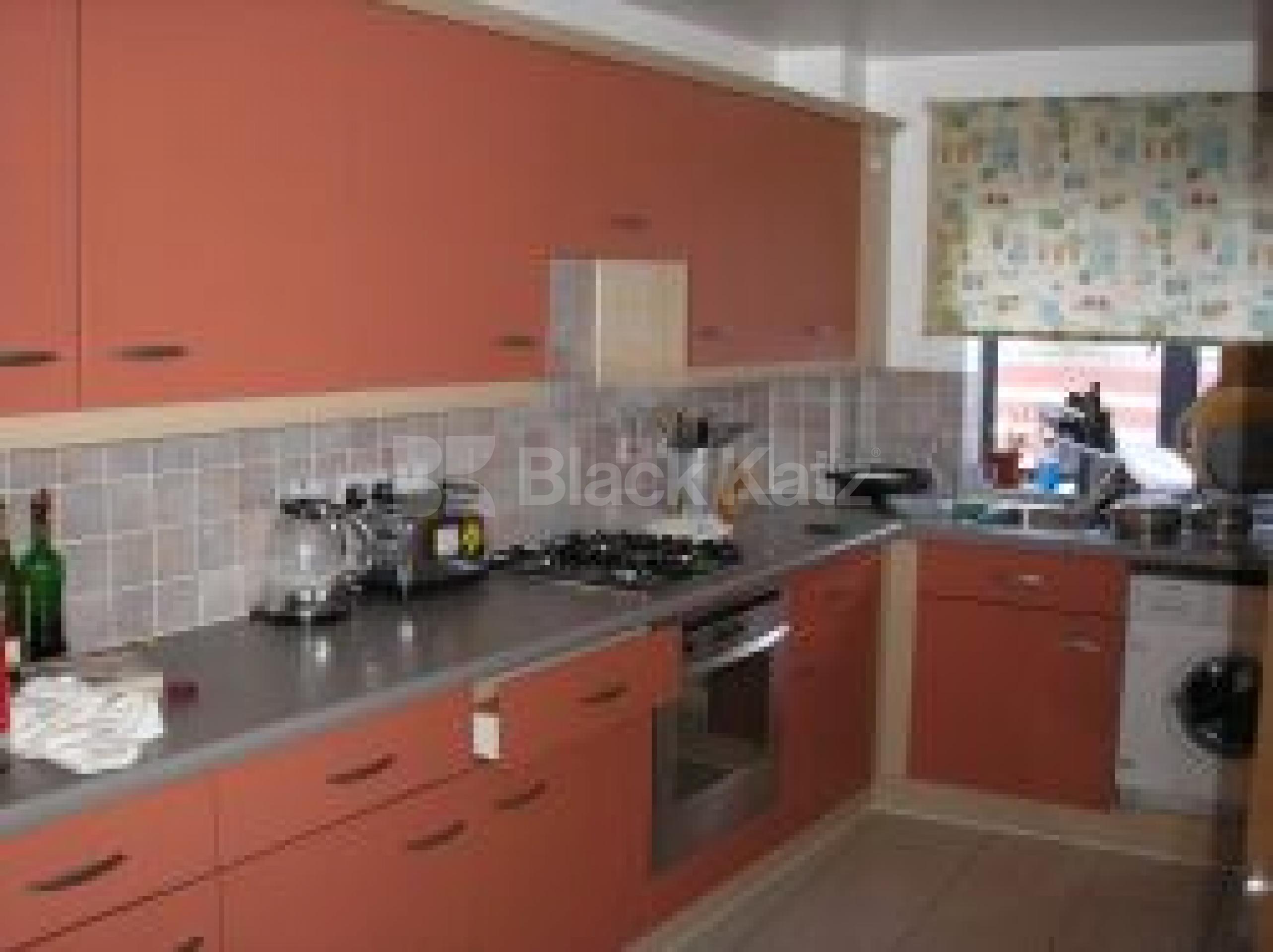 			PRIVATE ALLOCATED CAR PARK SPACE!, 1 Bedroom, 1 bath, 1 reception Flat			 Tollington Way, HOLLOWAY N7